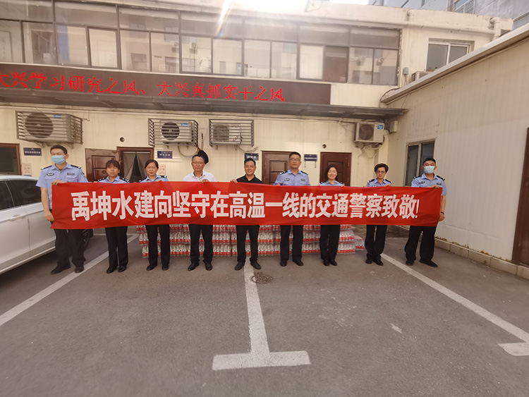 鼓樓交警.jpg 鼓樓交警.jpg